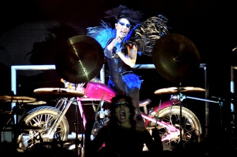 Verano Peligroso, tema que lanzó en 1990, fue con el que “La Reina de Corazones” hizo su arribo en una motocicleta, vestida en cuero negro con plumas moradas.
