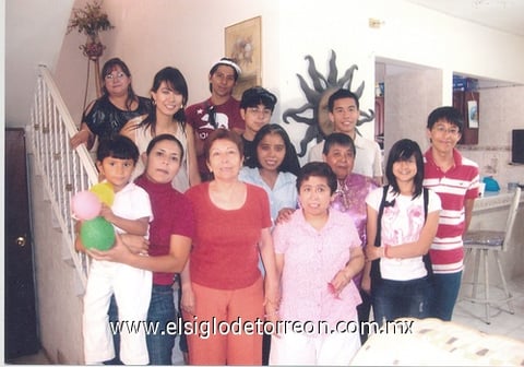 14092011  su cumpleaños la Sra. Cecilia Tea Wong, acompañada de sus nietos y demás familiares.