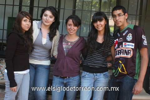 14092011 , Laura, Natalia, Mayra y Mundo.