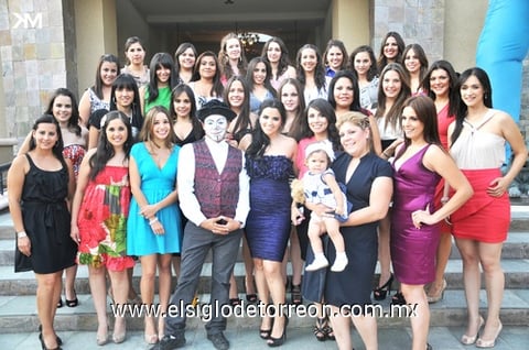17092011  acompañada de amigas y familiares.