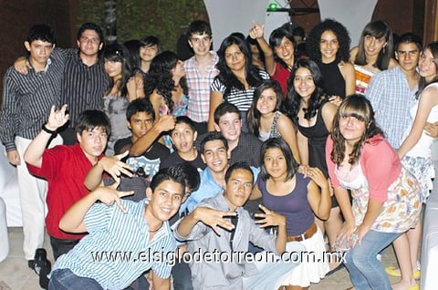 17092011  González Villarreal junto a un numeroso grupo de amigos en su fiesta de quince años.