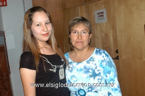 15092011  y Lucila de Santiago, fueron captadas durante un evento social.