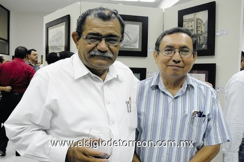 17092011  Ledesma Fuentes y Francisco Aldama, fueron captados al admirar una exposición fotográfica.