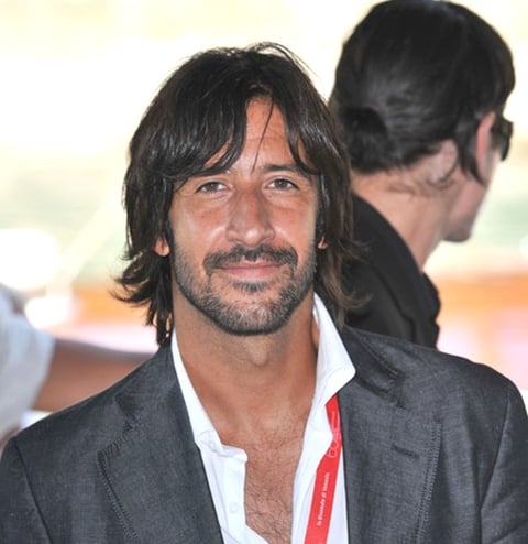 El actor José María Yazpik, quien encabeza la lista de 'Los 12 Hombres más Sexys del Año', considera que no merece este sitio, aunque reconoce que siempre lo han buscado mucho las mujeres.