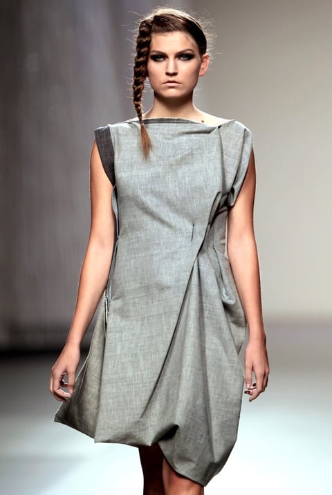 Una modelo luce una de las creaciones de Shen Lin para la temporada primavera-verano, en la última jornada de la Cibeles Madrid Fashion Week.
