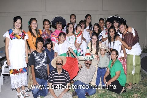 21092011  Robles Hernández y Muñoz García celebraron la Independencia de México.
