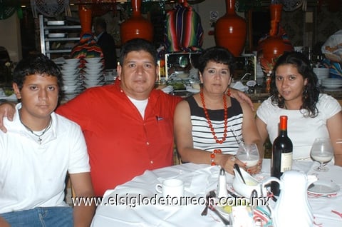 21092011 López, Sonia Ayoub, Candy Ayoub y Samir Nahle.