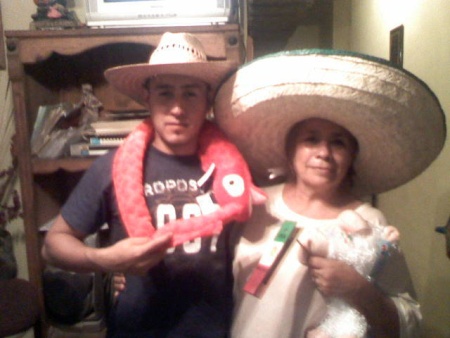 JONATHAN y Concepción celebrando el 15 de septiembre.