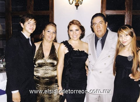 25092011  Fuentes Rodríguez el día de su festejo de fin de cursos acompañada de sus papás Lupita y José Luis Fuentes; y sus hermanos Jesús y Lupita Fuentes Rodríguez.