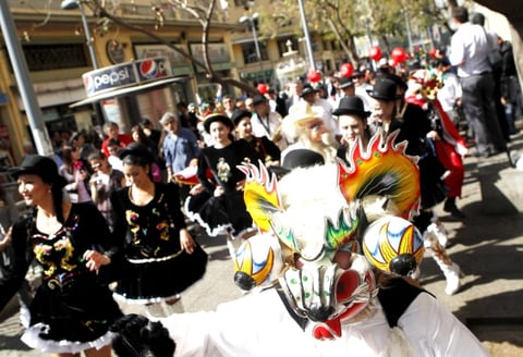 Decenas de personas participan, en el carnaval de costumbres chilenas con motivo de la celebración del Día Mundial del Turismo en el centro de Santiago de Chile (Chile).