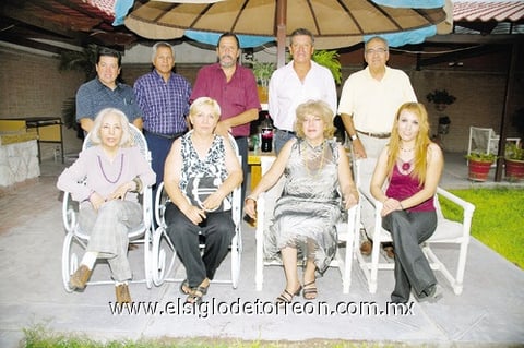 27092011 Torres el día de su festejo de cumpleaños junto a José Manuel Fuentes, Jorge Beltrán Puga, Carlos Vázquez, Juan González, Óscar Galarza, Socorrito Betancourt, Aracely de Vázquez y Griselda Montoya.
