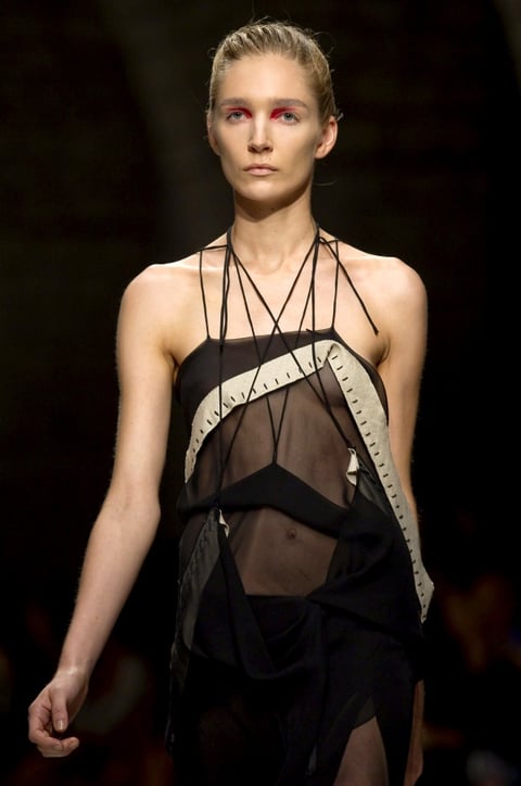 Una modelo presenta  creación de Peachoo Krejberg,  en la Semana de la Moda de París, Francia.
