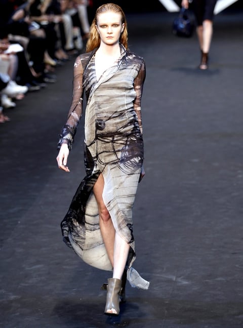 Una modelo viste creación para la temporada primavera/verano 2012 de Guy Laroche, en la Semana de la Moda de París, Francia.
