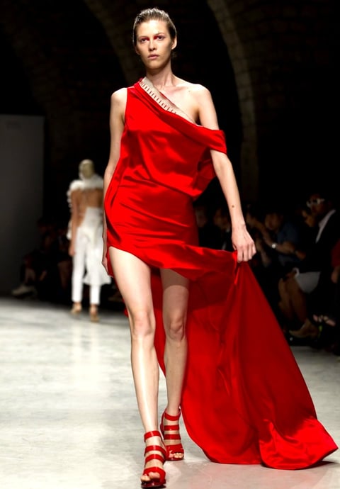 Modelo desfila con una creación para la temporada primavera/verano 2012 de Peachoo Krejberg.