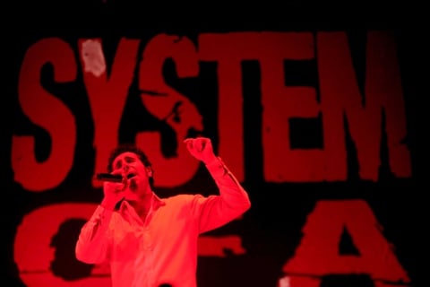 A mitad del concierto la locura invadió a los presentes, quienes desgarraron sus cuerdas vocales al entonar junto a los músicos 'Psycho', 'Chop suey', 'Lonely days' y 'Bounce', que además dieron entrada a una nueva escenografía que lucía un par de montañas nevadas