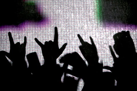 La euforia se desató al cubrir el escenario con una manta blanca que servía de fondo para enaltecer el nombre de la banda, que estaba por estrenarse ante su público mexicano, que en su mayoría creció con el álbum 'Toxicity' y comenzó a proclamarse contra la injusticia mundial.
