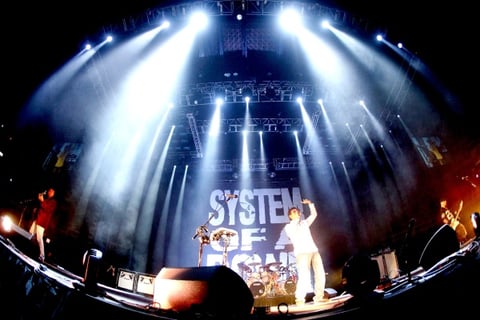 La banda californiana System of a Down 'intoxicó' el Palacio de los Deportes, cuando se presentó por primera vez en la capital mexicana como parte de su 'Reunion Tour 2011'.