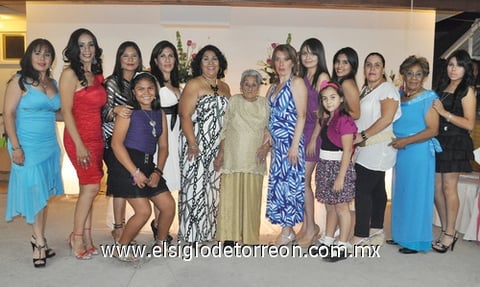 28092011  Carrillo Soto celebró sus 100 años de vida en compañía de su hija, nietas y bisnietas.