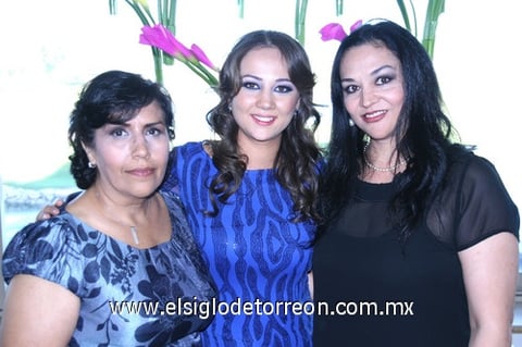 29092011 Heredia Hernández acompañada en su festejo prenupcial por su mamá Blanca Estela Hernández y su hermana Montserrat Heredia Hernández.