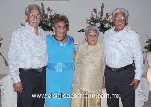 28092011  a la festejada se encuentran sus hijos, los señores Rafael Ramírez, Ana María Ramírez y Tito Albino Ramírez.- Érick Sotomayor Fotografía