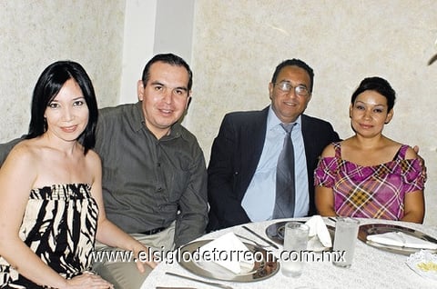 28092011  y Diana López, Olivia Hinojosa, Antonio Santacruz y una pequeñita.