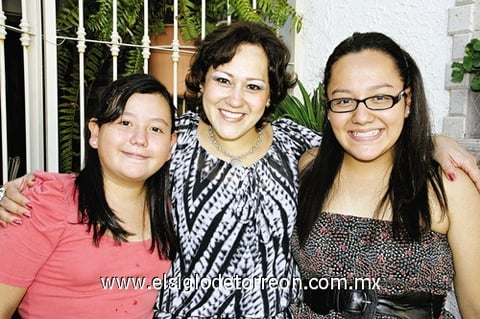 Luisa Fernanda Martínez, Mayeth Mijares de Martínez y Yanalté Martínez.
