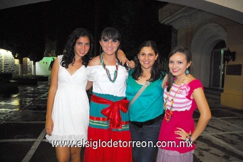 Alicia Luévano, Bárbara Jardón, Marian Treviño y Lorena Pérez.  Carla y Ale.