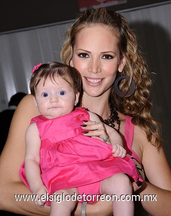 Carla Miranda de Niño y su pequeña Minua.