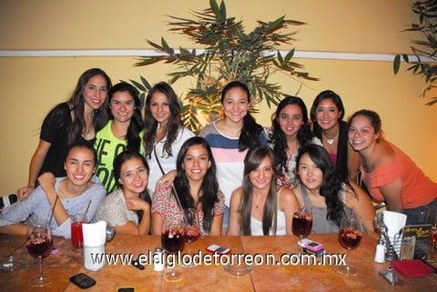 Paola Salinas disfrutó de su despedida de soltera junto a un grupo de amigas.