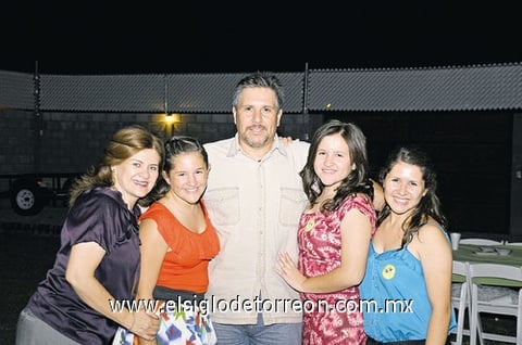 Feliz la festejada rodeada de sus amigas.