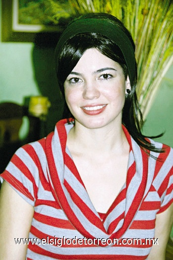 Lorena Sáenz recibió alegre festejo de cumpleaños.