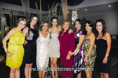 Muy guapa y feliz lució la futura esposa. La acompañan Araceli, Ana, Araceli, Lawrette, Lawrette, Mónica y Eva.