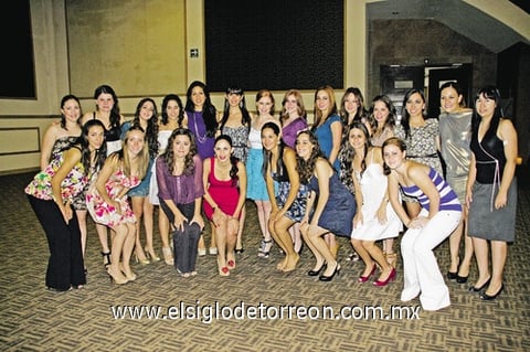 Amigas de la futura esposa la acompañaron en todo momento.
