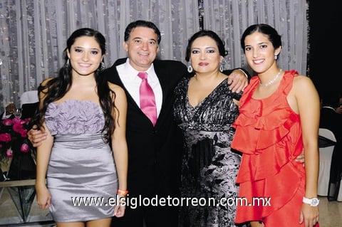 Carlos Olivares y Mariana Seáñez. Victoria, Gabriel, Zaide y Zaide Viesca.