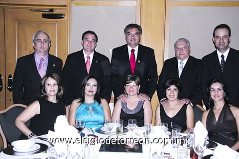 Jaime y Lucy, Gabo y Zaide, Chuy y Lola, Julián y Paty, Raúl y Tete.