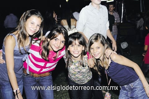 Pia, Ivana, Paulina y Rosé.  Ángela, Sofía, Ari y Luisa. Ángela, Sofía, Ari y Luisa.