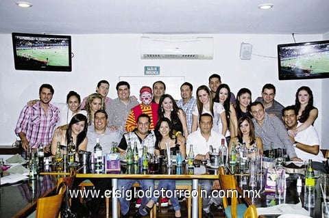Ángel Nieto festejó su cumpleaños junto a sus amigos cercanos en un restaurante de la localidad, donde se contó con la diversión de un payaso que hizo reír tanto al festejado como a los invitados en todo momento.