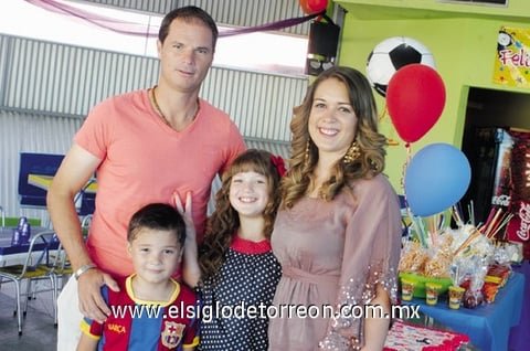 Eduardo Moreno y Vicky Hernández con los pequeños Stephy y Eduardo.