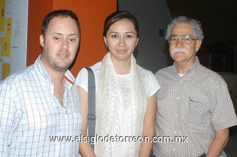 01102011  Bernal, Roberto Quesada y Gretel de la Peña.