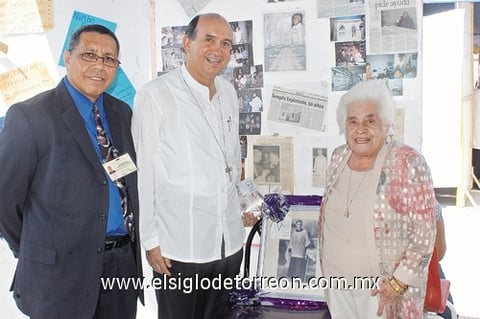 02102011 Magallanes, Sr. Obispo José Guadalupe Torres y María del Carmen Tostado.