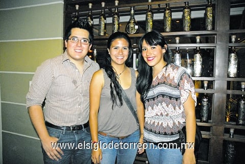 04102011 Duclaud, Monsy Duclaud, Óscar Duclaud y Pili Montemayor.