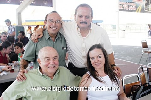 02102011 Rodríguez, Guillermo Sáenz, padre Luis González y Giny Flores.