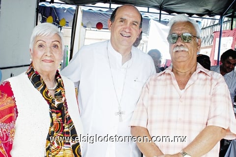 04102011  Valdivia, Sr. Obispo José Guadalupe Torres y Jesús Valdivia.
