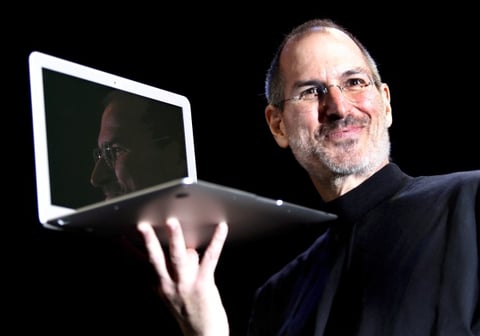 Steven Paul Jobs nació el 24 de febrero de 1955 en San Francisco, hijo de Joanne Schieble -para entonces una estudiante de posgrado soltera- y Abdulfattah Jandali, un estudiante originario de Siria. Fue entregado en adopción a Clara y Paul Jobs, quienes alentaron su afición por la electrónica.
