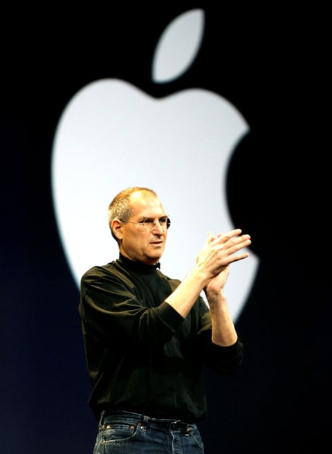 Solía subir al escenario en las ferias y eventos de Apple en jeans, zapatos deportivos y suéteres negros, hechizando a la audiencia con sus más recientes innovaciones y concluyendo siempre con una presentación final precedida con la frase: 'Hay un asunto más'.