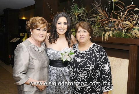 05102011  Félix Márquez en su festejo de despedida en compañía de su mamá María Guadalupe Márquez y su futura suegra Magdalena Zamora.