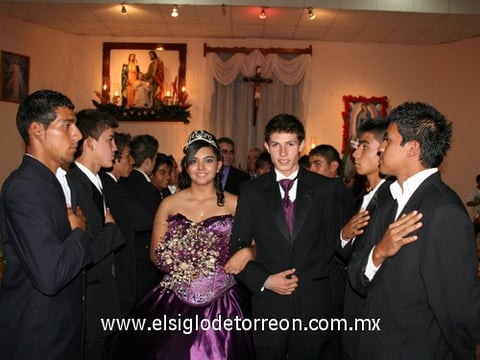 08102011  acompañada por su chambelán de oro y flanqueada por el resto de sus chambelanes.