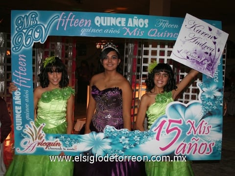 08102011  la bella recepción Karen posó a lado de sus hermanas las gemelitas Ana Carolina y Katia Fernanda.