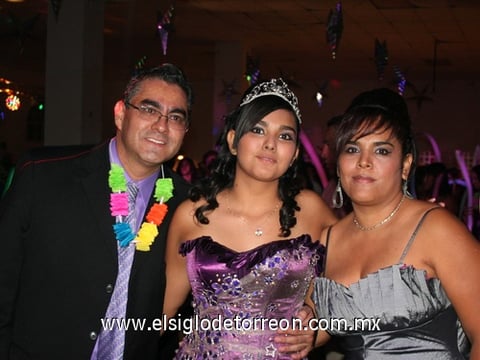 08102011  padres Ing. Gabriel Ángel Quiroz Bordallo y Dra. María Elena Herrera López junto a la festejada.