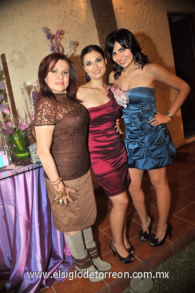 09102011 junto a su mamá Cuquis Barba de González y su hermana Mariana.